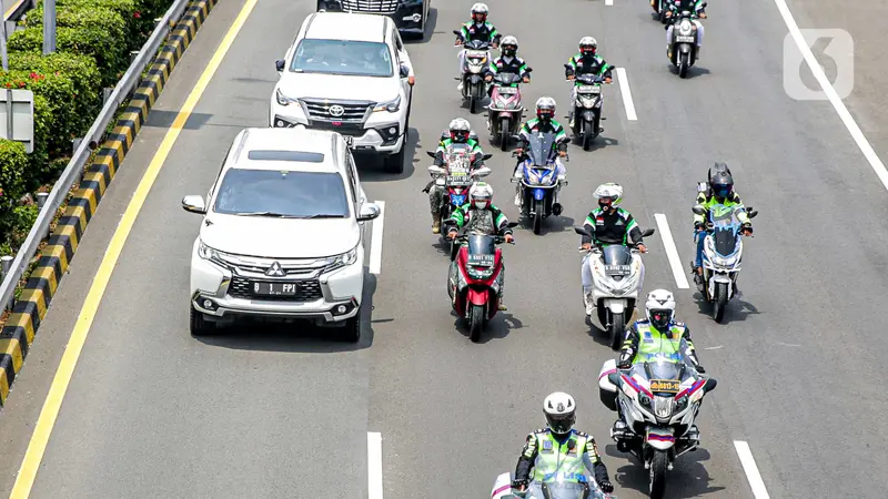 FOTO: Iring-iringan Kendaraan Pengawalan Rizieq Shihab Melintasi Tol Dalam Kota