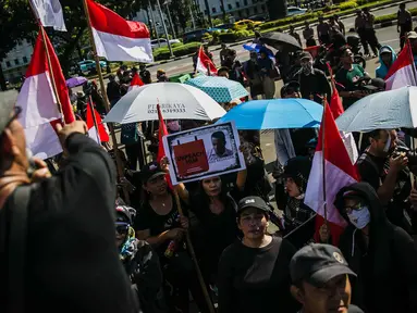 Massa yang menamakan diri Suara Rakyat Bersatu menggelar unjuk rasa di depan Balai Kota DKI Jakarta, Selasa (14/1/2020). Mereka menuntut Gubernur DKI, Anies Baswedan turun dari jabatannya, karena dinilai gagal dalam mengatasi banjir Jakarta di awal 2020. (Liputan6.com/Faizal Fanani)