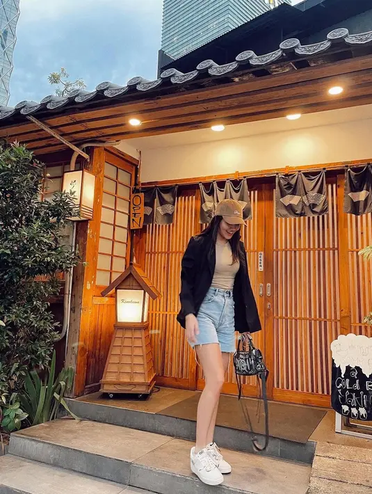 Aaliyah Massaid memadukan penampilan kasualnya dengan blazer hitam. Kaus cokelat dipadu celana pendek denim, tapi, dan sneakers favorit menjadi penyempurna penampilan Aaliyah di foto ini. [Foto: Instagram/aaliyah.massaid]