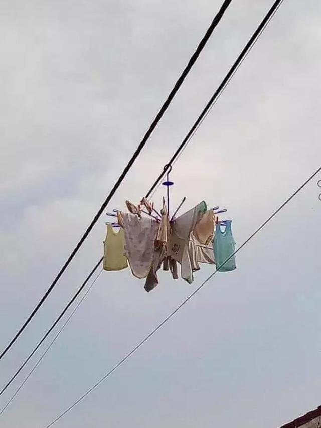 10 Potret Absurd Benda Nyangkut di Kabel Listrik, Ada Jemuran Hingga Mobil