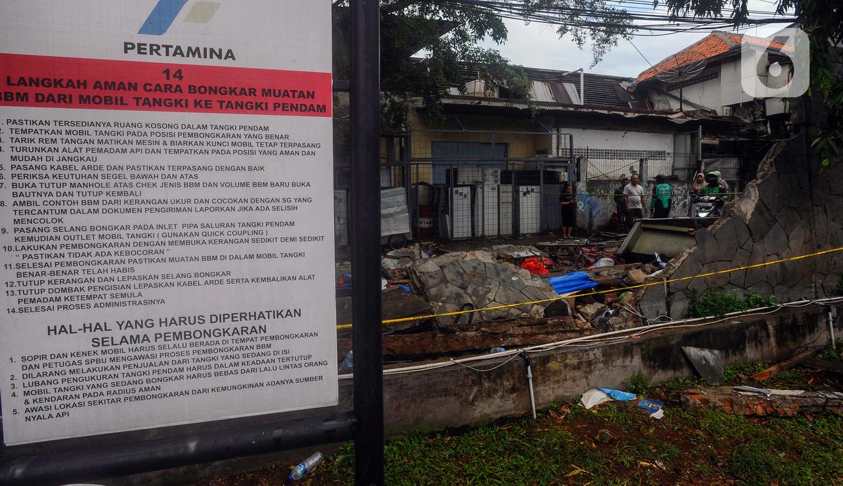 Sementara terkait kejadian tembok roboh ini, Andre seorang ojek online (ojol) yang menjadi saksi mata kejadian menyebut kalau kondisi tembok memang sudah ada retakan di beberapa sisi. (merdeka.com/Arie Basuki)