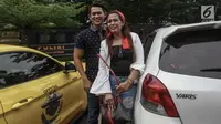 Elly Sugigi bersama pacarnya Irfan Sbaztian berpose saat menghadiri acara penandatanganan MoU pemberantasan dan penyalahgunaan narkoba di lingkungan artis di Mapolres Metro Jakarta Selatan, Kamis (22/2). (Liputan6.com/Faizal Fanani)