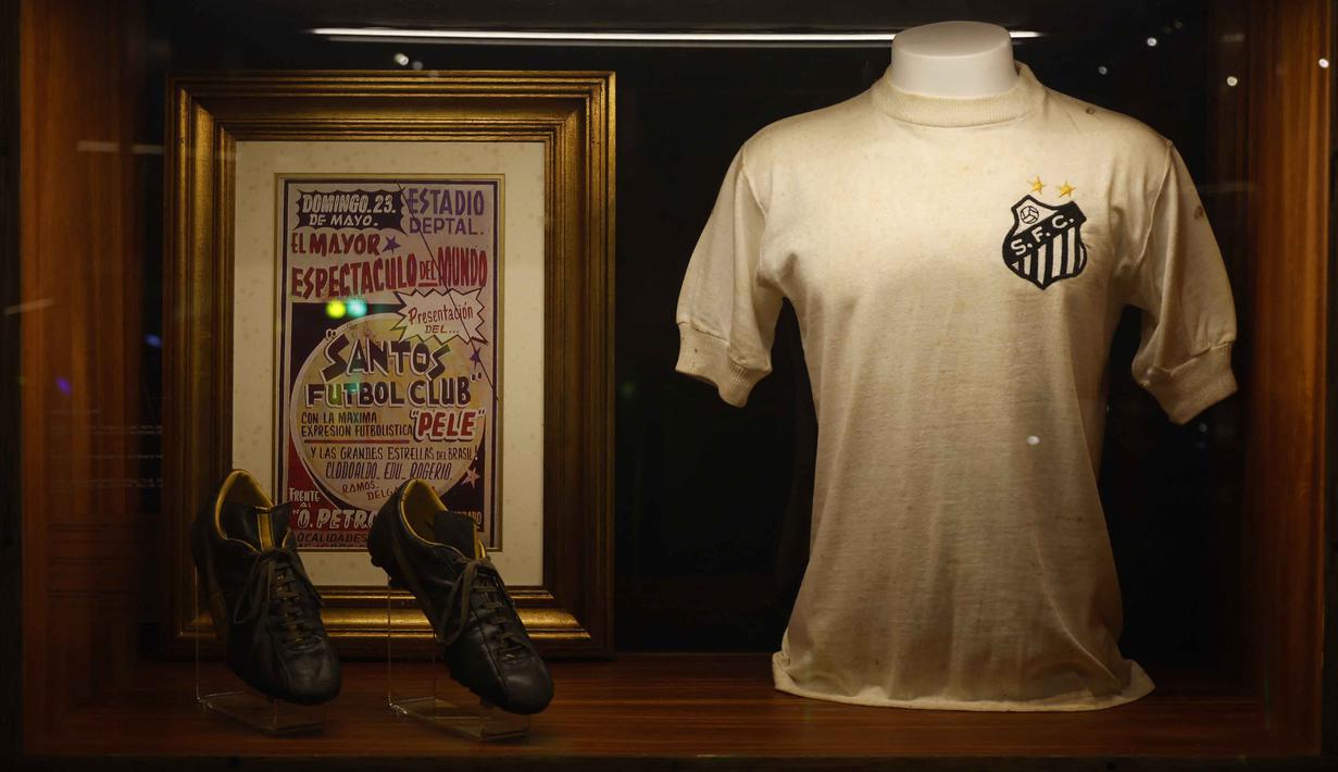 Dengan akuisisi ini, NR Sports berhak penuh mengelola penggunaan nama dan citra Pele, termasuk lisensi produk komersial, arsip sejarah, hingga aset terkait lainnya. Tampak dalam foto, detail Museum Pele terlihat setelah pengumuman akuisisi merek mendiang legenda sepak bola Brasil, Pele, oleh NR Sports di Santos, Sao Paulo, Brasil, pada Selasa 25 November 2025. (Miguel SCHINCARIOL/AFP)