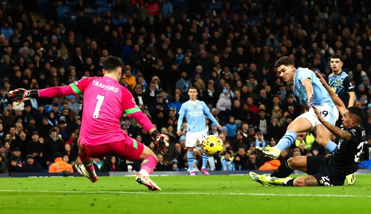 Pemain Manchester City, Julian Alvarez, mencetak gol ke gawang Burnley pada laga Liga Inggris di Stadion Etihad, Kamis (1/2/2024). City menang dengan skor 3-1. (AFP/Darren Staples)