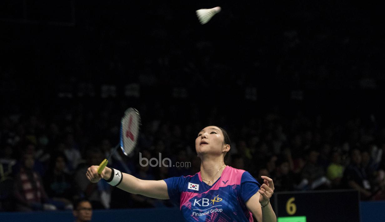 Tunggal putri Korsel, Sung Ji Hyun, berusaha mengembalikan kok saat melawan tunggal Indonesia, Fitriani, pada laga BCA Indonesia Open di JCC, Jakarta, Kamis (15/6/2017). Sung menang 21-10, 21-10. (Bola.com/Vitalis Yogi Trisna)