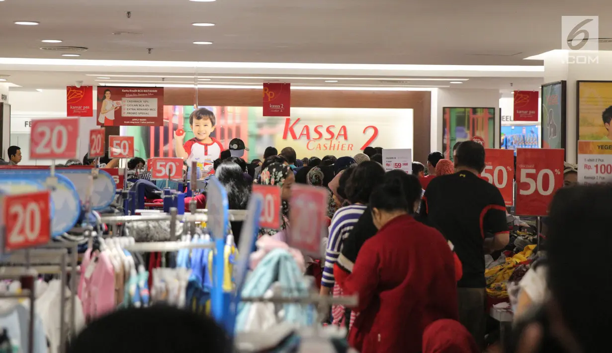 Antrean pengunjung di kasir Matahari Pasaraya Manggarai, Jakarta, Sabtu (16/9). Sebelum menutup gerai, seluruh produk di Matahari Pasaraya Manggarai dijual diskon hingga 75 persen, atau promo beli satu gratis satu. (Liputan6.com/Faizal Fanani)
