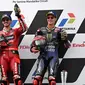 Pembalap Ducati Lenovo Team, Francesco Bagnaia (tengah), bersama pembalap Aprilia Racing, Maverick Vinales (kiri) dan pembalap Monster Energy Yamaha, Fabio Quartararo, berhasil meraih podium juara MotoGP Mandalika 2023 setelah menjalani balapan di Mandalika International Street Circuit, Lombok, Minggu (15/10/2023) siang WIB. (AFP/Sonny Tumbelaka)