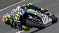 Pebalap MotoGP dari tim Yamaha Movistar, Valentino Rossi, tampil pada GP Austria di Spielberg, Austria, Jumat (12/8/2016). (AFP/Joe Klamar)