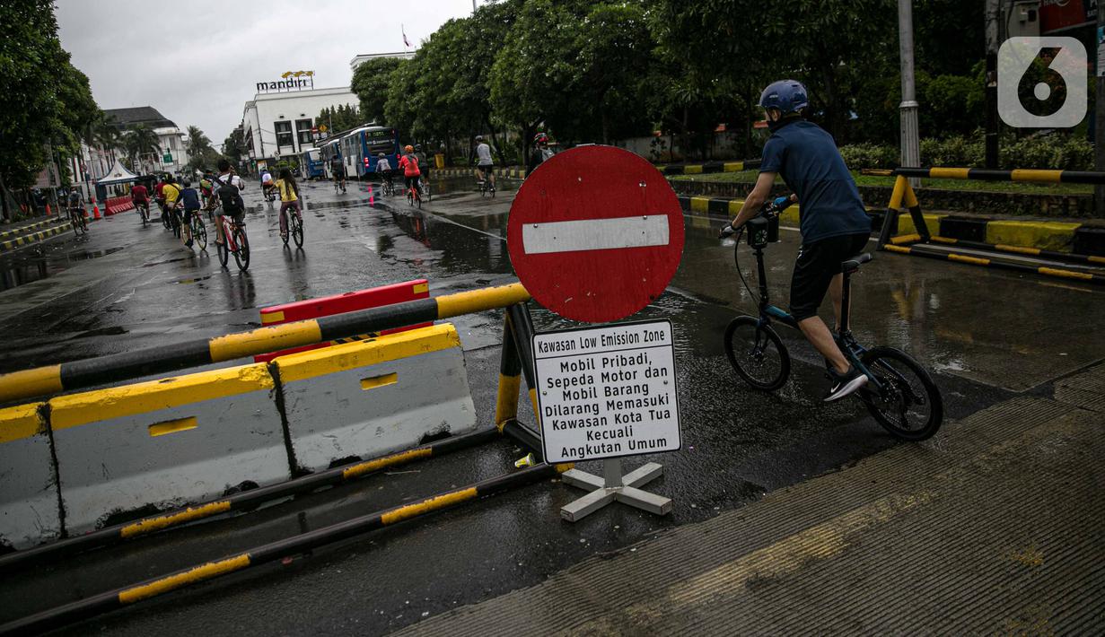 Pesepeda memasuki Kota Tua saat uji coba penerapan zona rendah emisi, Jakarta, Minggu (20/12/2020). Selama penerapan zona rendah emisi, kawasan Kota Tua hanya bisa dilalui pejalan kaki, pesepeda, angkutan umum, dan kendaraan khusus yang lulus uji emisi. (Liputan6.com/Faizal Fanani)