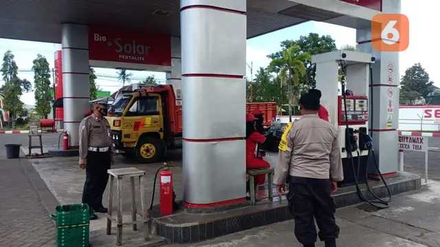Personil Polisi dan TNI jaga SPBU di Banyuwangi pasca naiknya harga BBM (Hermawan Arifianto/Liputan6.com)