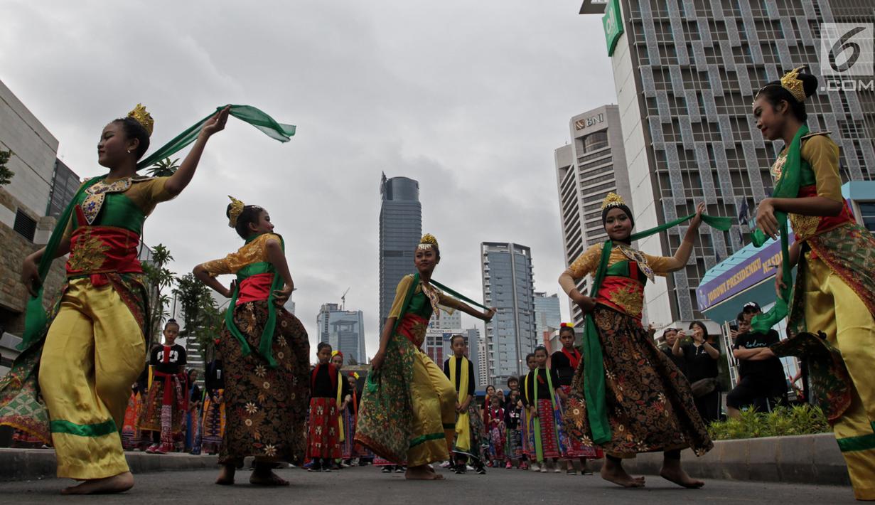  FOTO  Tari Massal Sambut MRT Jakarta Meriahkan Car Free 