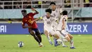 Pemain Timnas Spanyol U-17, Igor Oyono (kiri), berusaha melewati hadangan pemain Jepang U-17 dalam pertandingan babak 16 Besar Piala Dunia U-17 di Stadion Manahan, Solo. Senin (20/11/2023). (Bola.com/Arief Bagus)