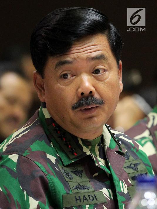 Panglima TNI Marsekal Hadi Tjahjanto saat menghadiri rapat kerja dengan Komisi I DPR di Kompleks Parlemen, Jakarta, Rabu (19/6/2019). Rapat membahas progres penyelesaian permasalahan perumahan dinas/tanah Kementerian Pertahanan/TNI. (Liputan6.com/JohanTallo)