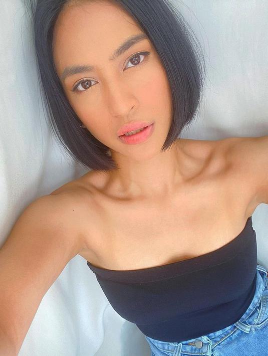 Pamer foto selfie dengan pose tiduran, Taskya Namya banjir pujian. Tampil dengan polesan makeup natural, lawan main Caitlin Halderman di film Ivanna kian pancarkan kecantikannya. Meski pamer wajah tanpa senyum, tak mengurangi pesona pemeran Endah dalam film populer Love for Sale 2 ini. (Liputan6.com/IG/@taskyanamya)