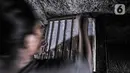 Pekerja menyelesaikan pembuatan tahu di industri rumahan kawasan Mampang, Jakarta, Minggu (30/8/2020). Menurunnya produksi disebabkan pelanggan, terutama pengusaha warung makan yang terpaksa tutup akibat diterapkannya PSBB sehingga berpengaruh pada omzet penjualan. (merdeka.com/Iqbal S. Nugroho)
