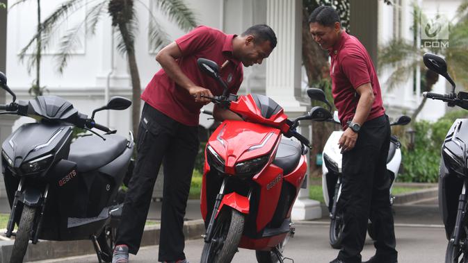 Paspampres mengecek motor Gesits di Halaman Istana Merdeka, Jakarta, Rabu (7/11). Motor Listrik Gesits ini akan hadir dengan mengusung mesin bertenaga listrik dengan daya motor sebesar 5 KW. (Liputan6.com/Angga Yuniar)