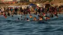 Sejumlah warga Palestina bermain dan berenang di pantai Kota Gaza, Jumat (22/6). Panasnya konflik antara Palestina dan Israel membuat penduduk di kawasan Gaza hanya bisa mengandalkan Pantai Gaza sebagai tempat wisata. (AFP PHOTO/MAHMUD HAMS)