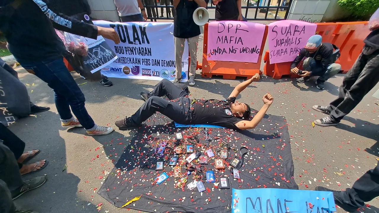 Aksi menolak revisi Undang-Undang Penyiaran mulai gencar dilakukan hari ini, Senin (27/5/2024), salah satunya datang dari jurnalis dan mahasiswa di Tangerang.