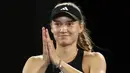 Petenis asal Kazakhstan, Elena Rybakina melemparkan senyuman kepada penonton setelah berhasil mengalahkan Jelena Ostapenko 6-2 6-4 dalam pertandingan perempat final Australia Open 2023, Selasa (24/1/2023). (AFP/David Gray)