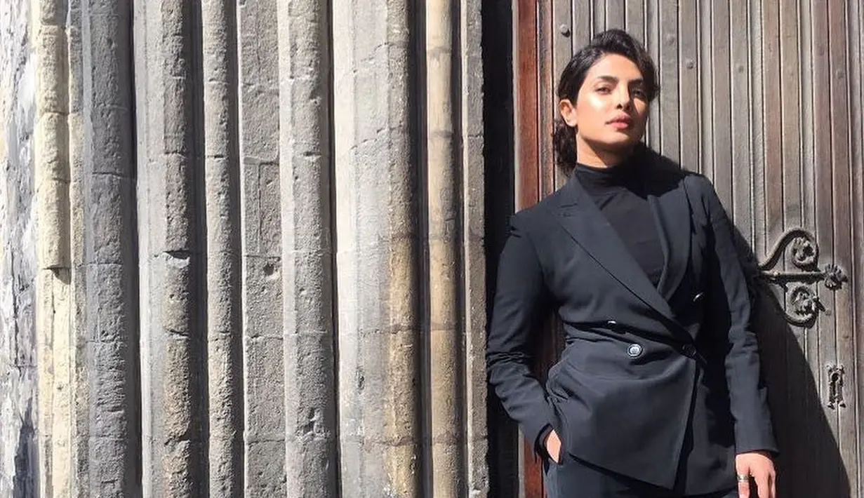 Sejak bermain dalam serian Quantico, kepopuleran aktris kelahiran 18 Juli 1982 ini semakin melejit. Bahkan ia mendapat kesempatan untuk menjadi pembaca nominasi di Academy Awards ke-88 pada 2016. (Foto: instagram.com/priyankachopra)