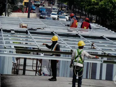 Suasana pelebaran Halte Sarinah di Jalan MH Thmarin, Jakarta Pusat, Sabtu (6/9/2014) (Liputan6.com/Faizal Fanani)
