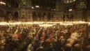 Umat ​​Islam melaksanakan sholat tarawih pertama Ramadhan di Turki di masjid Hagia Sophia di Istanbul, Rabu, 22 Maret 2023. (AP Photo/Emrah Gurel)