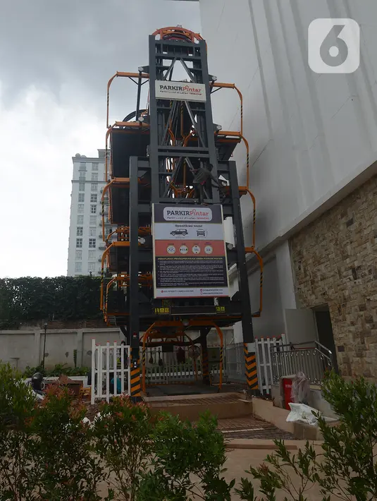 Sebuah parkiran bersusun tersedia di samping gedung perkantoran di Jakarta, Rabu (9/12/2020). Tempat parkir bersusun dinilai juga bisa mengatasi permasalahan parkir sembarangan yang masih menjadi masalah klasik hingga saat ini. (merdeka.com/Imam Buhori)