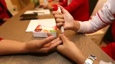 Petugas medis mengambil darah untuk cek kadar kolesterol dalam rangka memperingati Hari Jantung Sedunia di Jakarta, Kamis (27/9). Kegiatan secara gratis digelar PT. Novell Pharmaceutical Laboratories. (Liputan6.com/Fery Pradolo)