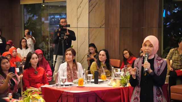 Istri Calon Presiden (Capres) nomor urut 3 Ganjar Pranowo, Siti Atikoh menemui perkumpulan majelis taklim ibu-ibu di Kota Manado, Sulawesi Tengah, Selasa (16/1/2024).