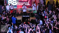 Pembalap F1 Indonesia, Rio Haryanto (tengah) menjawab pertanyaan penggemarnya saat Meet and Great di Mall Kota Kasablanka, Jakarta, Kamis (7/4/2016). Rio, pembalap Indonesia pertama yang turun di ajang balap Formula 1. (Liputan6.com/Helmi Fithriansyah)