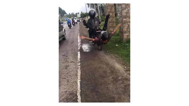 5 Potret Apes Orang Sebelum Jatuh Dari Motor Ini Miris
