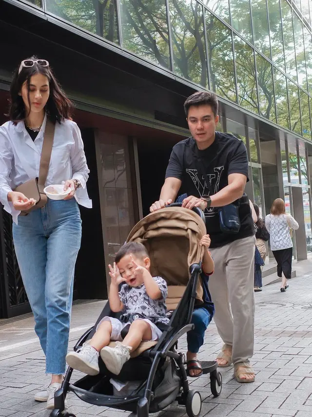 7 Potret Baim Wong Ajak Keluarga Liburan di Jepang, Jadi Ayah Siaga