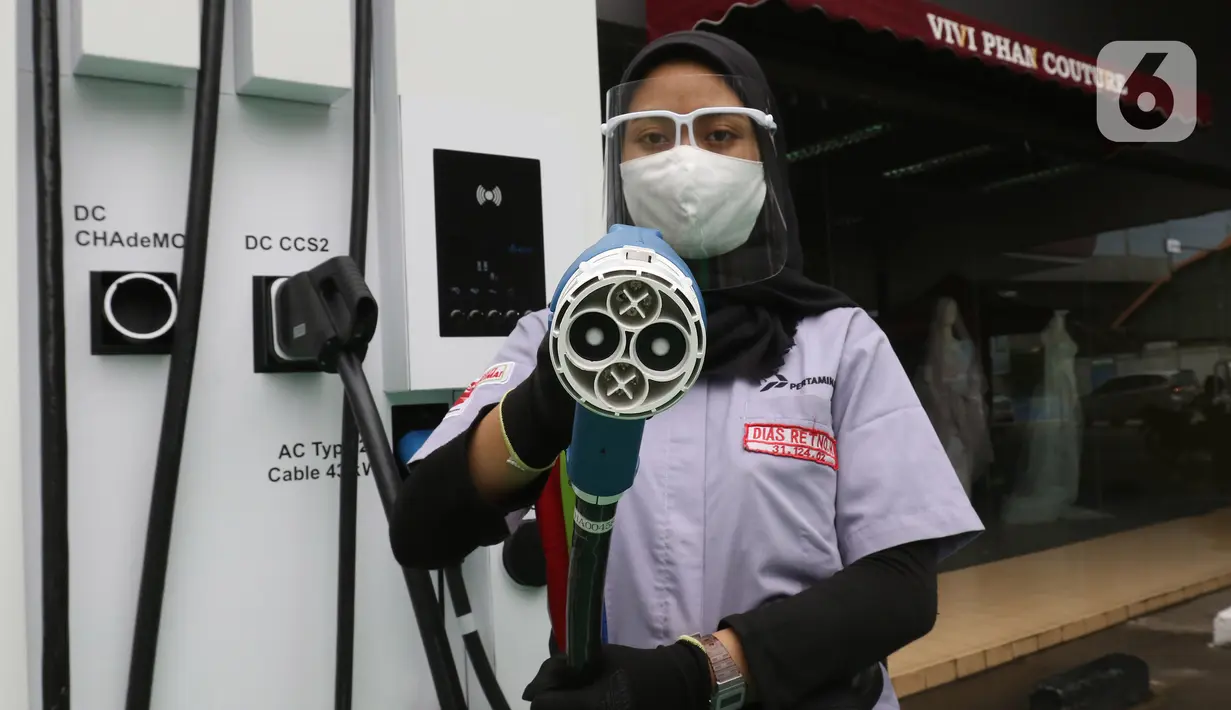 Petugas menunjukkan mesin Stasiun SPKLU di SPBU Pertamina Fatmawati, Jakarta, Minggu (13/12/2020). PT Pertamina (Persero) telah melakukan softlaunching SPKLU komersial di Jakarta. (Liputan6.com/Herman Zakharia)