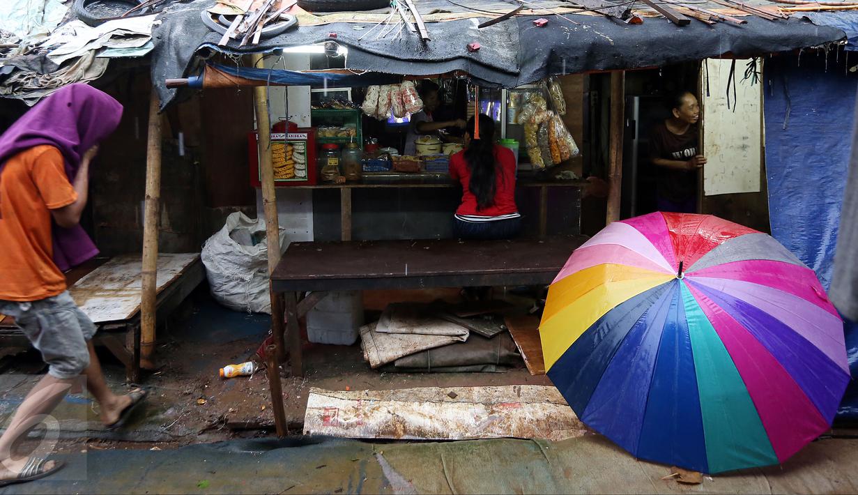 Mereka rata-rata tinggal di gubuk berukuran 1x4 meter, berdinding triplek lapuk, beralas dan beratap terpal. Jika hujan turun tak hanya bocor, banjir pun dialami di pemukiman pemulung tersebut. (Liputan6.com/Johan Tallo)