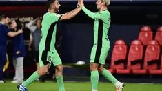Pemain Atletico Madrid #06 Koke (Kiri) dan Antoine Griezmann merayakan kemenangan mereka atas Osasuna pada akhir laga penutup jornada ketujuh Liga Spanyol di Stadion El Sadar, Jumat (29/9/2203) dini hari WIB. (ANDER GILLENEA / AFP)