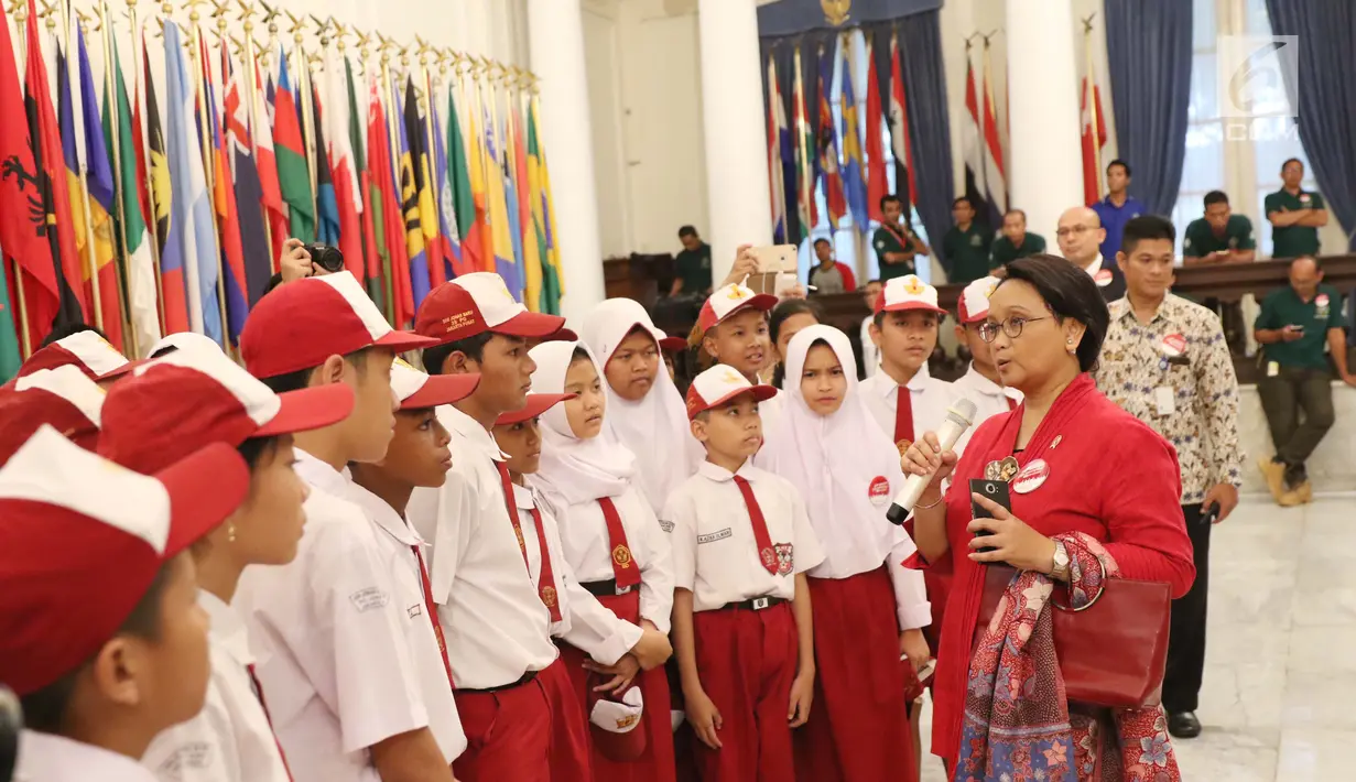 Menteri Luar Negri Retno Marsudi saat menjadi pemandu bagi murid Sekolah Dasar untuk melihat isi gedung Pancasila di Jakarta, Kamis (1/6). Gedung ini dibangun pada zaman pemerintah Hindia-Belanda. (Liputan6.com/Angga Yuniar)