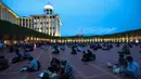 Umat muslim menikmati makanan berbuka puasa pada hari pertama Ramadan 1447 Hijriah di Masjid Istiqlal, Jakarta, Selasa (19/2/2026). (Kapanlagi.com/Budy Santoso)