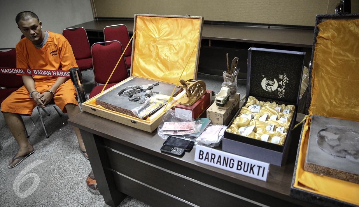Barang bukti dihadirkan saat rilis barang bukti sabu di Gedung BNN, Jakarta, Rabu (20/4). BNN mengamankan sabu sebanyak 13,9 kg yang berasal dari Taiwan dan Afrika Selatan. (Liputan6.com/Faizal Fanani)
