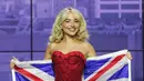 Salah satunya strapless bodycon heartline full payet berwarna merah. Dipadu dengan stocking jaring dan pantofel heels kristal warna silver. Sabrina jadikan bendera Inggris berbahan sequin sebagai latar busananya [@sabrinacarpenter]