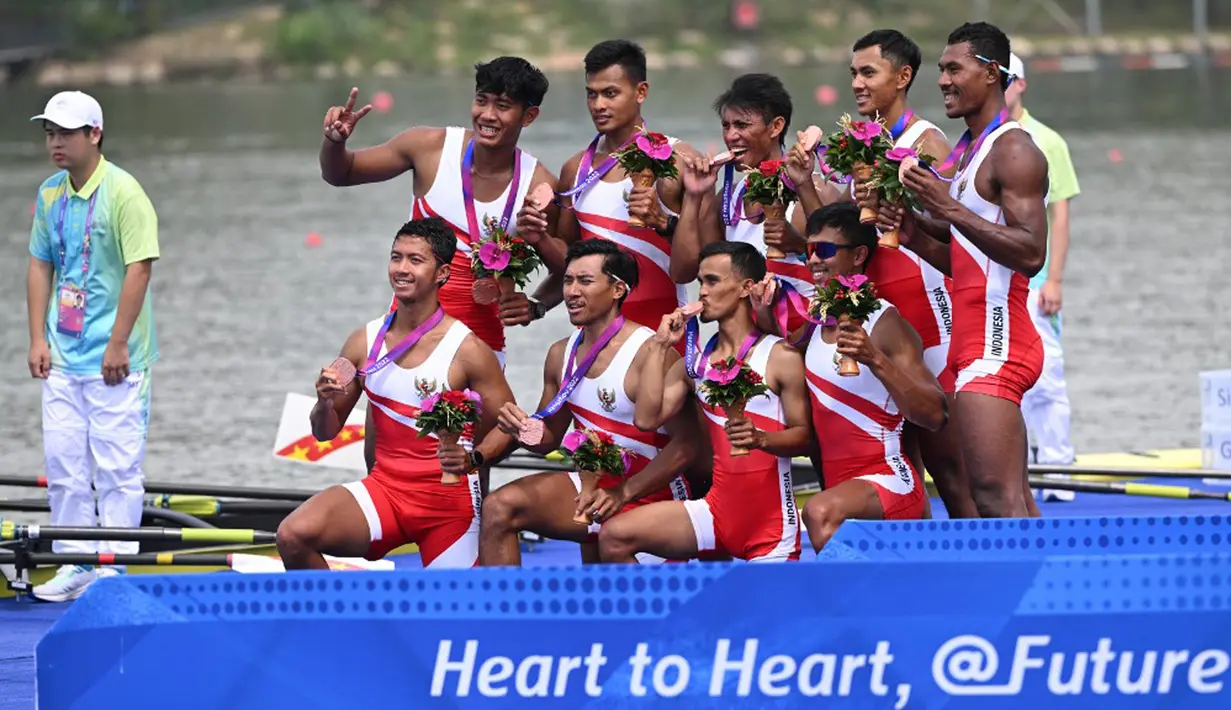 Rifqi Harits Taufiqurahman dan kawan-kawan nyaris kehilangan podium jika saja mereka tak membalas serangan dari Uzbekistan jelang finish demi membawa pulang perunggu un­tuk Indonesia. (JUNG YEON-JE/AFP)