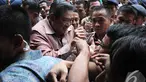 Ratusan Mahasiswa langsung menyerbu SBY untuk bisa berjabat tangan, Tangsel, Rabu (10/12/2014). (Liputan.com/Herman Zakharia)