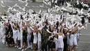 Di akhir upacara peringatan Bastile Days 2014 di jalan Champs Elysees, Paris, (14/7/2014), sejumlah pemuda melepaskan merpati. Bastile Days merupakan nama lain untuk Hari Nasional Perancis yang dirayakan setiap 14 Juli. (REUTERS/Benoit Tessier)