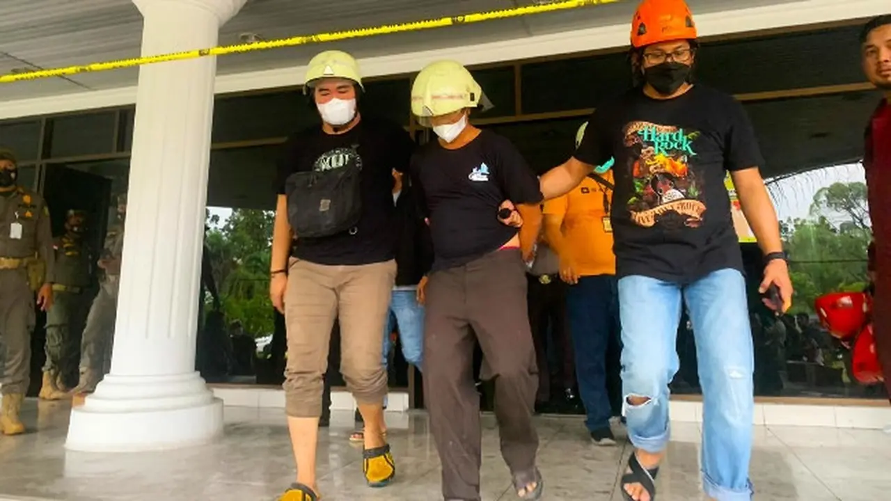 Polisi membawa pelaku pemicu kebakaran di Bappeda Riau karena cemburu dengan istrinya.