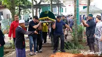 Isak tangis keluarga dan sahabat mewarnai prosesi pemakanan  komedian Taufik Lala. Tangis anak-anak mengantar ayahnya ke peristirahatan terakhirnya. Berikut potret suasana haru pemakaman Taufik Lala. [Foto: Bayu Herdianto/KapanLagi.com]