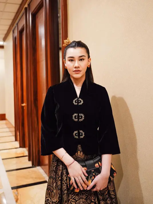 Berbeda dengan Erina, Aaliyah Massaid terlihat anggun dengan half ponytail dan headpiece yang manis [@aaliyah.massaid]