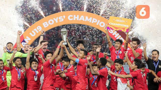 Foto: Selebrasi Kemenangan Timnas Indonesia U-19 dengan Trofi Juara Piala AFF U-19 2024