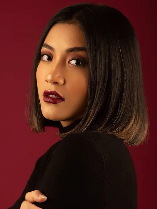 Dengan riasan tebal serta lipstik merah gelap, gaya busana turtle neck hitam putri konglomerat Mohamad Tachril ini juga tak luput dari pujian penggemar. (Liputan6.com/IG/@cantitachril)