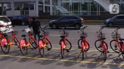 Petugas melakukan pengecekan sepeda untuk layanan bike sharing atau penyewaan sepeda di Kawasan Jakarta, Jumat (3/7/2020). Layanan bike sharing yang bertujuan untuk mengurangi penggunaan kendaraan bermotor ini terbagi dalam 6 titik lokasi di Jakarta. (Liputan6.com/Angga Yuniar)