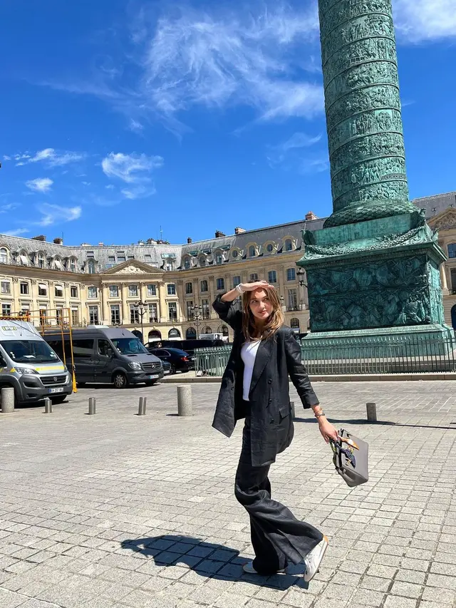 Pakai Outfit Kasual, Luna Maya Tenteng Tas Ratusan Juta Saat Liburan di Paris