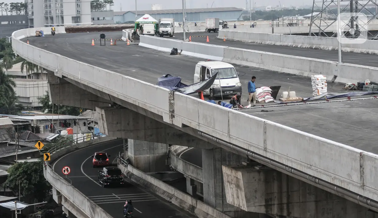Pekerja menyelesaikan proyek 6 Ruas Tol Dalam Kota Seksi A rute Kelapa Gading-Pulo Gebang, Jakarta, Rabu (9/6/2021). Dirut PT Jakarta Tollroad Development Frans S. Sunito mengungkapkan pembangunan jalan tol tersebut ditargetkan selesai Juli 2021. (merdeka.com/Iqbal S. Nugroho)